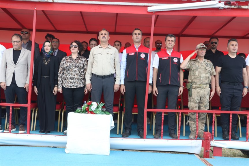 Ağrı'da düzenlenen Mahalli At Yarışları programına protokol üyeleri ve davetliler katıldı.