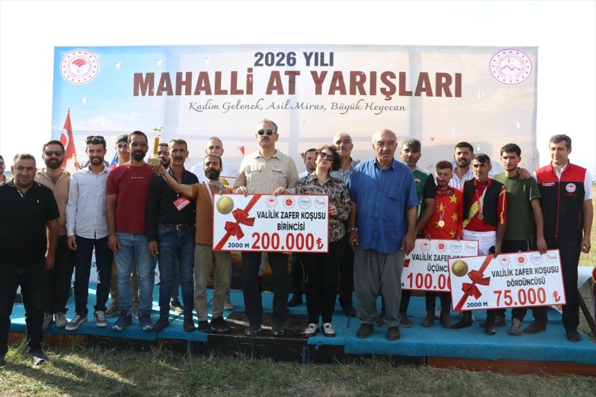 Vali Önder Bozkurt ve eşi Betül Bozkurt, Mahalli At Yarışları'nda dereceye girenlerle ödül töreninde buluştu.