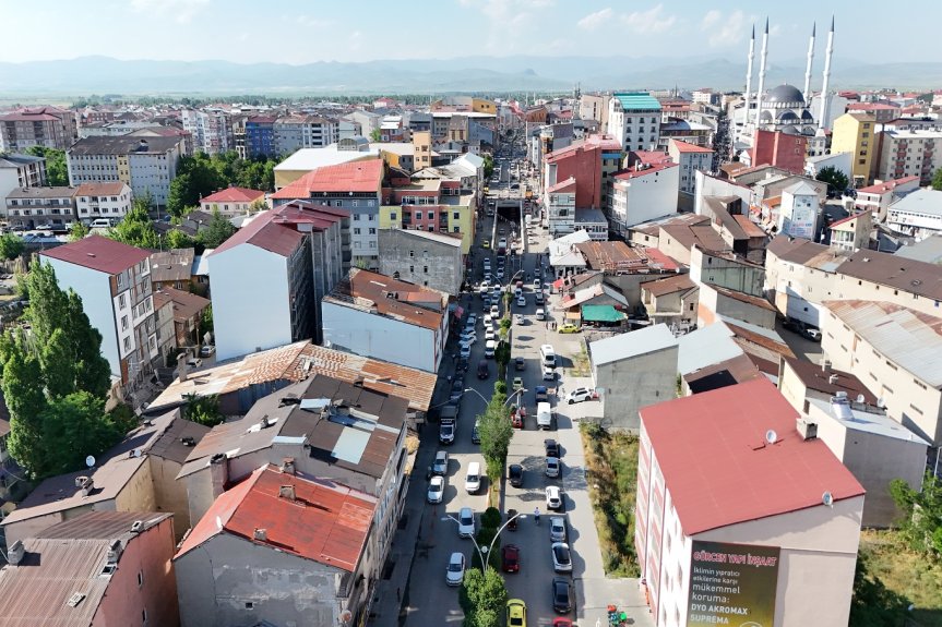 Ağrı şehir merkezindeki ana ulaşım güzergâhında uzayan araç kuyrukları trafik sorununu gözler önüne seriyor.