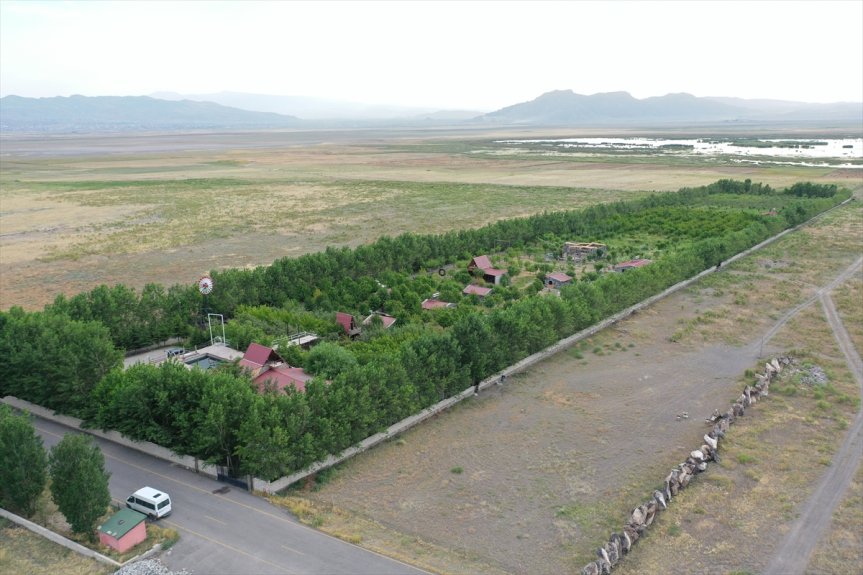 Doğubayazıt'taki meyve bahçesi; çevresindeki ova, dağlar ve sulak alanlarla birlikte havadan görüntülendi.