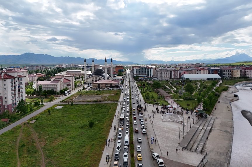 Ağrı'nın ana ulaşım akslarından birinde uzayan araç kuyruğu kentteki trafik yükünü havadan gösteriyor.