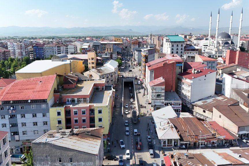 Ağrı şehir merkezinin havadan görünümünde ana caddedeki trafik yoğunluğu ve kent dokusu dikkat çekiyor.