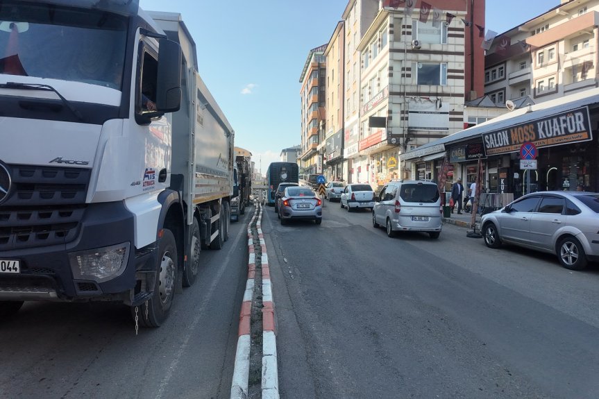 Ağrı merkezde ağır vasıtalar ve yoğun araç trafiği şehir içi ulaşımda uzun bekleme sürelerine neden oluyor.