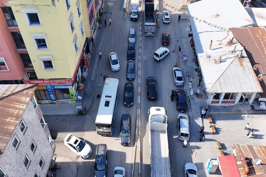 Ağrı şehir merkezinde araç kuyrukları ve yol üzerindeki yoğunluk drone görüntülerine yansıyor.
