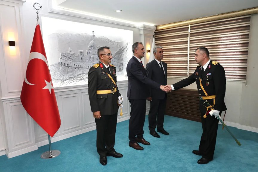 Zafer Bayramı kutlamaları kapsamında Ağrı Valiliğinde protokol üyelerinin katıldığı tebrikat töreni düzenlendi.