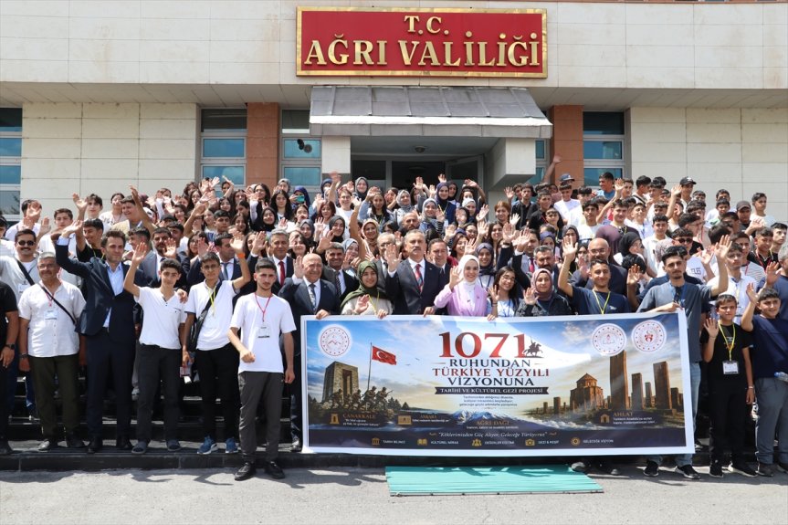 Çanakkale'ye gidecek gençler, Bakan Göktaş ile Ağrı Valiliği önünde düzenlenen buluşmada bir araya geldi.