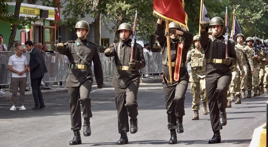Ağrı'daki Zafer Bayramı kutlamalarında askerî birliklerin geçişi vatandaşlar tarafından ilgiyle izlendi.