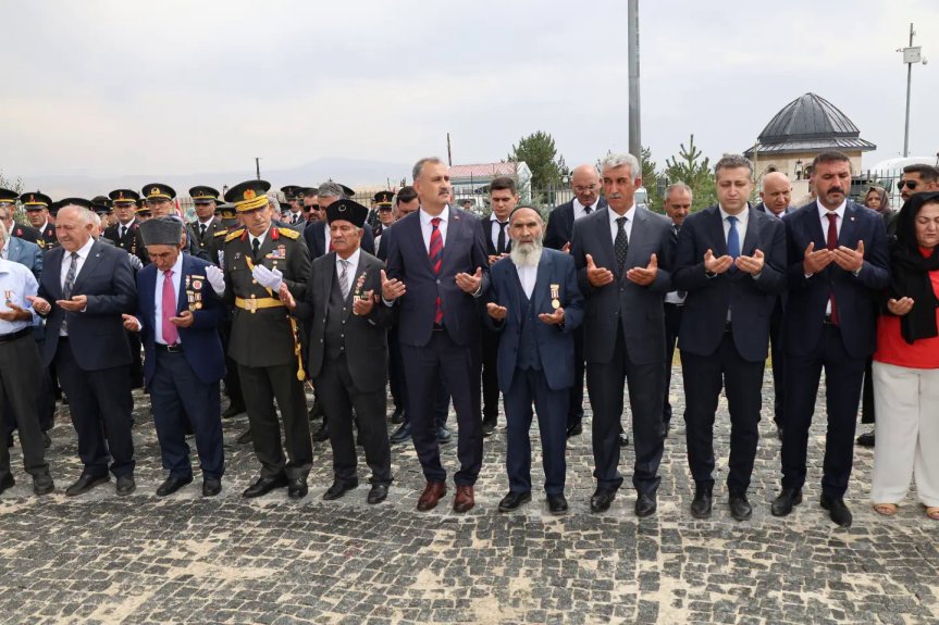 30 Ağustos Zafer Bayramı programında şehitler dualarla anıldı, protokol üyeleri ve gaziler şehitliği ziyaret etti.