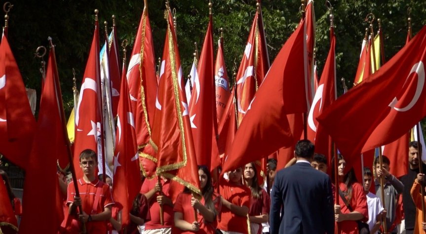 Ağrı'daki 30 Ağustos Zafer Bayramı kutlamalarında Türk bayrakları tören alanını kırmızı beyaza bürüdü.