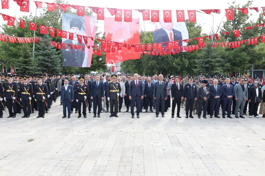 Türk bayraklarıyla donatılan Ağrı'daki tören alanında 30 Ağustos Zafer Bayramı'nın 104. yılı kutlandı.