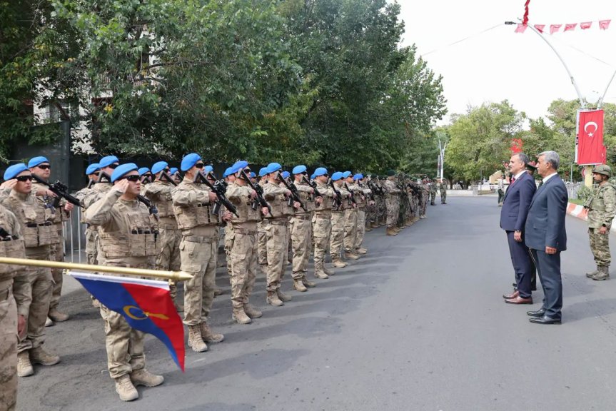 Ağrı'daki 30 Ağustos Zafer Bayramı programında jandarma birlikleri tören düzeninde askerî selam verdi.