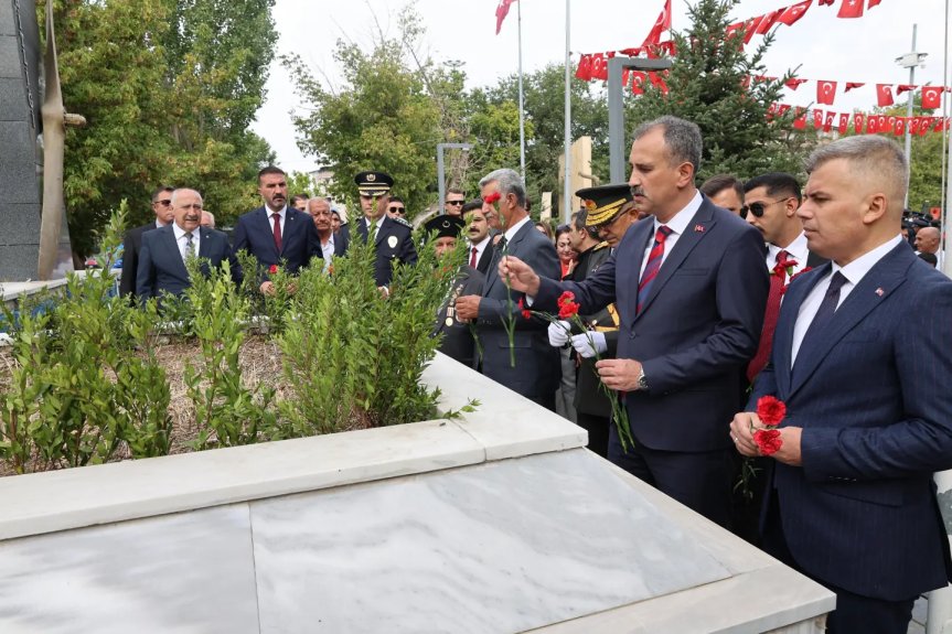 30 Ağustos Zafer Bayramı kapsamında şehitlik ziyaretinde kabirlere karanfiller bırakılarak dualar edildi.
