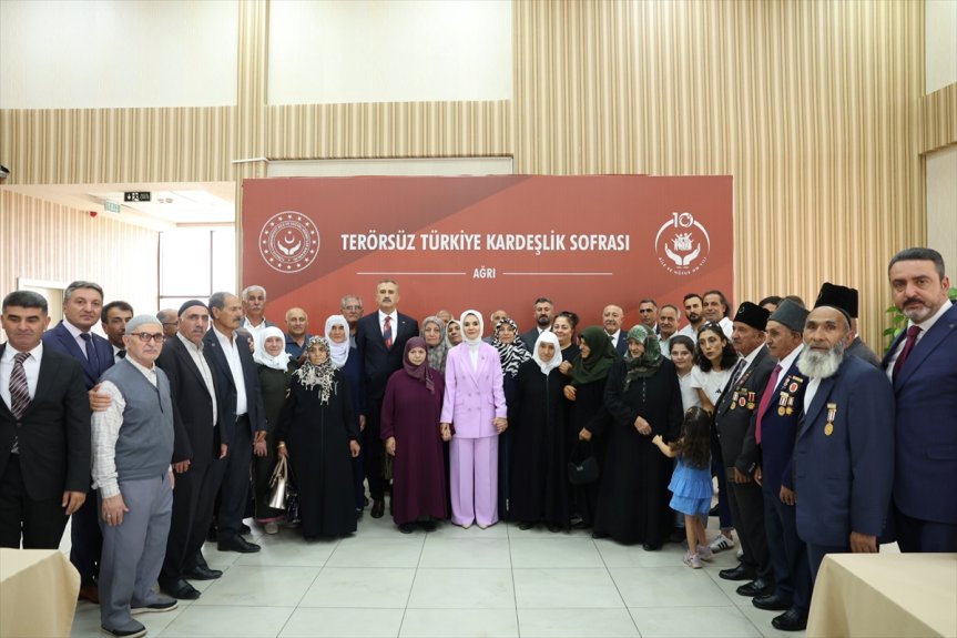 Bakan Göktaş, Ağrı'daki programın ardından şehit aileleri, gaziler ve katılımcılarla toplu fotoğrafta yer aldı.