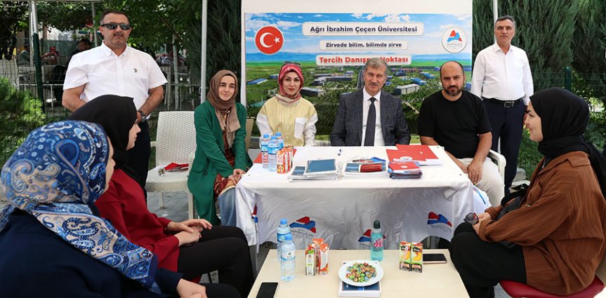 AİÇÜ Rektörü Prof. Dr. İlhami Gülçin Ağrı'daki Ücretsiz Tercih Danışma Standını Ziyaret Etti