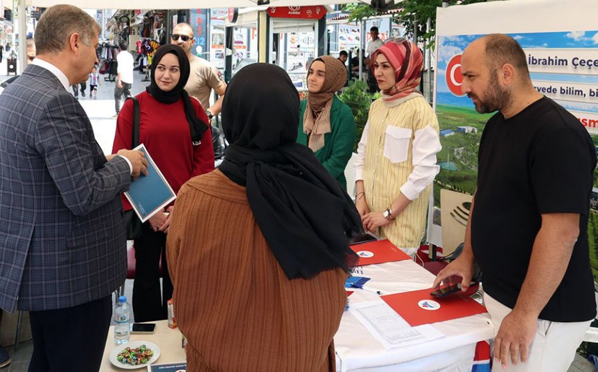 Rektör Prof. Dr. İlhami Gülçin Tercih Danışma Standını Ziyaret Etti