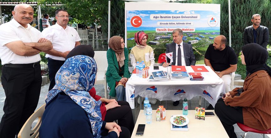 Rektör İlhami Gülçin AİÇÜ'nün Yeni Programlarını Adaylara Anlattı