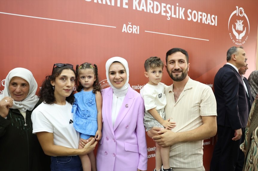 Mahinur Özdemir Göktaş, Terörsüz Türkiye Kardeşlik Sofrası'nda aileler ve çocuklarla buluştu.