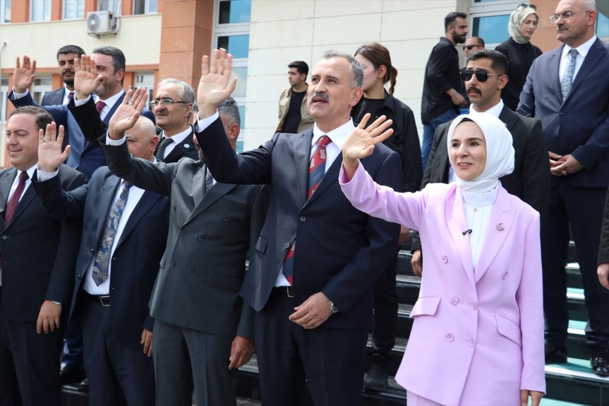 Bakan Mahinur Özdemir Göktaş, tarihi ve kültürel gezi projesi kapsamında Çanakkale'ye gidecek gençleri uğurladı.