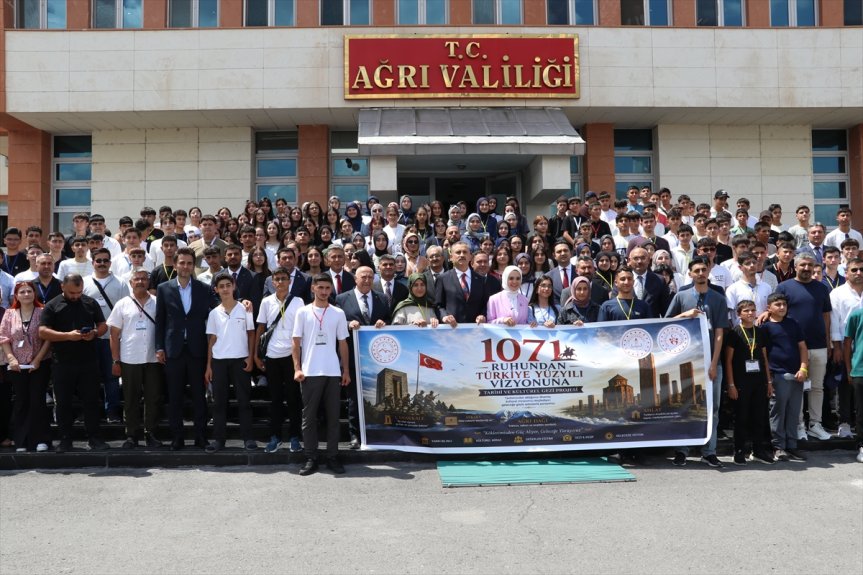 Bakan Mahinur Özdemir Göktaş, tarihi ve kültürel gezi projesine katılan gençlerle Ağrı Valiliğinde bir araya geldi.