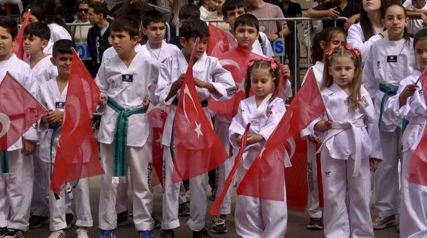 Ağrı'daki 30 Ağustos etkinliklerine katılan genç sporcular ellerindeki Türk bayraklarıyla renkli görüntüler oluşturdu.