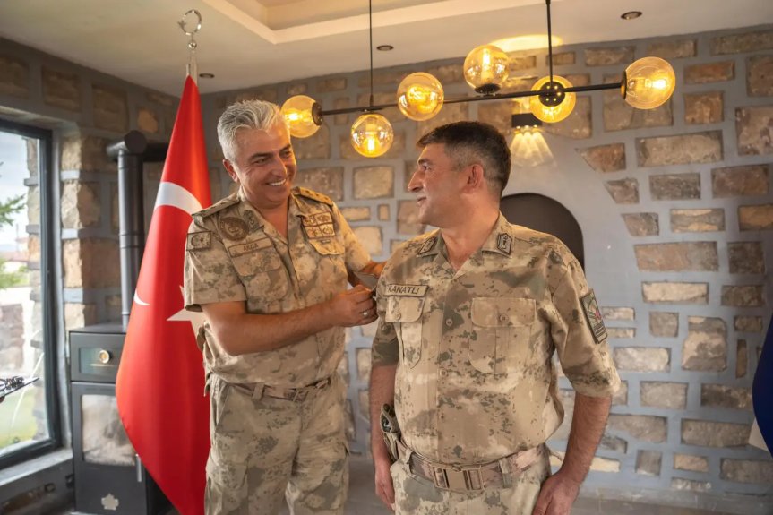 İlçe Jandarma Komutanlığındaki törende terfi eden personel yeni rütbesini törenle aldı.