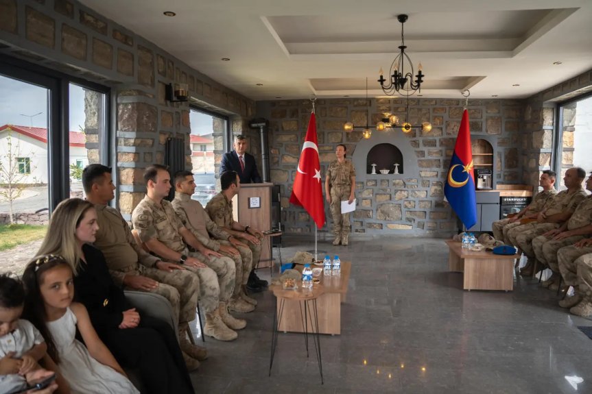Diyadin İlçe Jandarma Komutanlığında gerçekleştirilen törene jandarma personeli ve davetliler katıldı.
