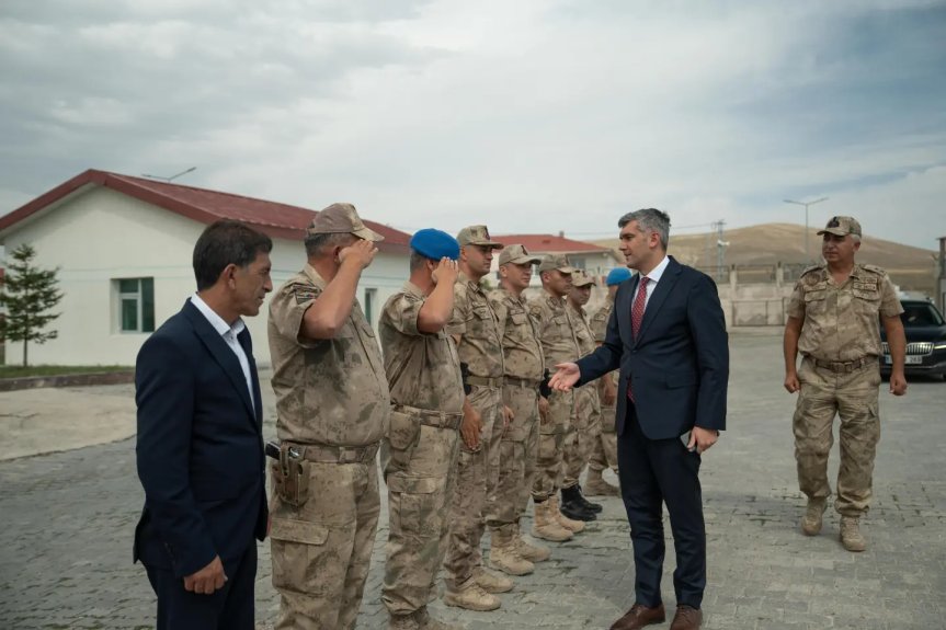 Diyadin İlçe Jandarma Komutanlığındaki program kapsamında jandarma personeli tören düzeninde hazır bulundu.