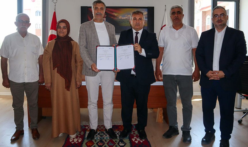 Cemal Can ve Nurullah Karaca, Doğubayazıt Kekiği projesinin imzalı sözleşmesini heyetle birlikte sergiliyor