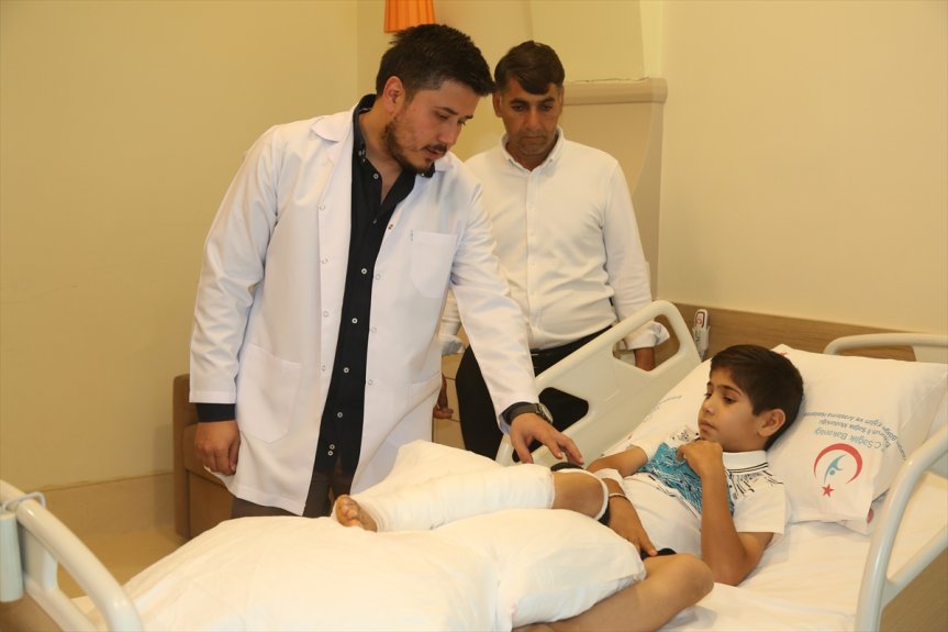 Erzurum Şehir Hastanesi'nde Dr. Mert Demir, Ağrılı Musa Tanko'nun tedavi edilen ayağını inceliyor