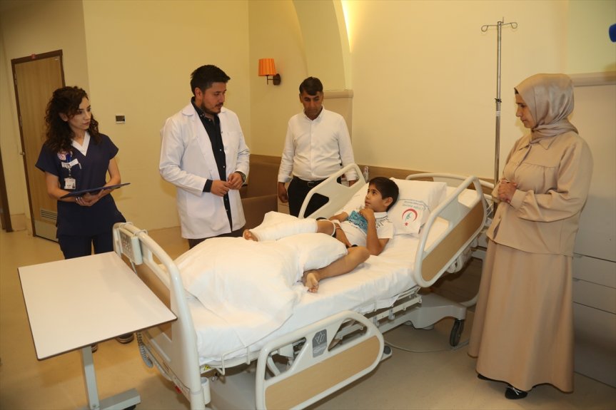 Dr. Mert Demir, Ağrılı Musa Tanko ve ailesiyle Erzurum Şehir Hastanesi'ndeki tedavi sürecinde