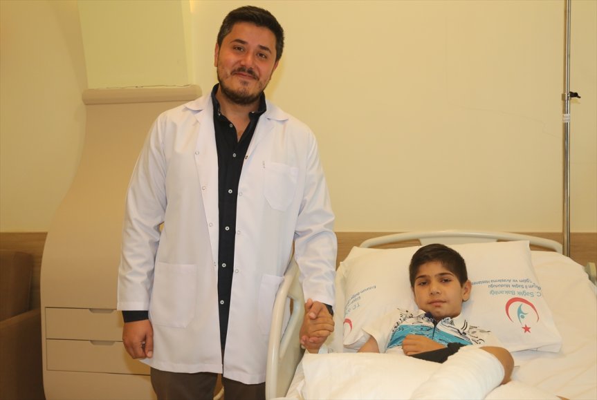 Ağrılı Musa Tanko, Erzurum Şehir Hastanesi'nde ayağını kurtaran Dr. Mert Demir ile