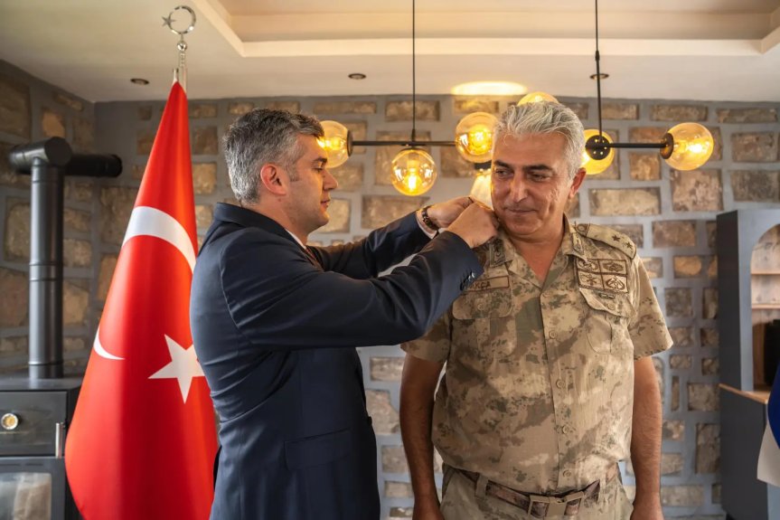 Kaymakam Furkan Korkusuz, yüzbaşılığa terfi eden İlçe Jandarma Komutanı Ali Akça'nın yeni rütbesini taktı.