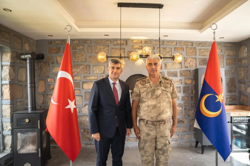 Kaymakam Furkan Korkusuz, yüzbaşılığa terfi eden Diyadin İlçe Jandarma Komutanı Ali Akça ile törende bir araya geldi.
