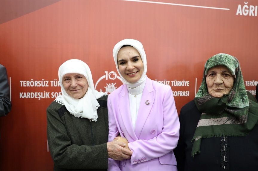 Bakan Göktaş, Terörsüz Türkiye Kardeşlik Sofrası programında katılımcılarla hatıra fotoğrafı çektirdi.