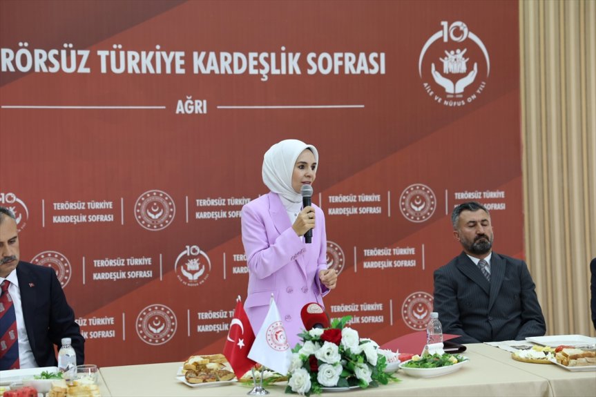 Bakan Göktaş, Ağrı'daki Kardeşlik Sofrası programında şehit aileleri ve gazilere hitap etti.