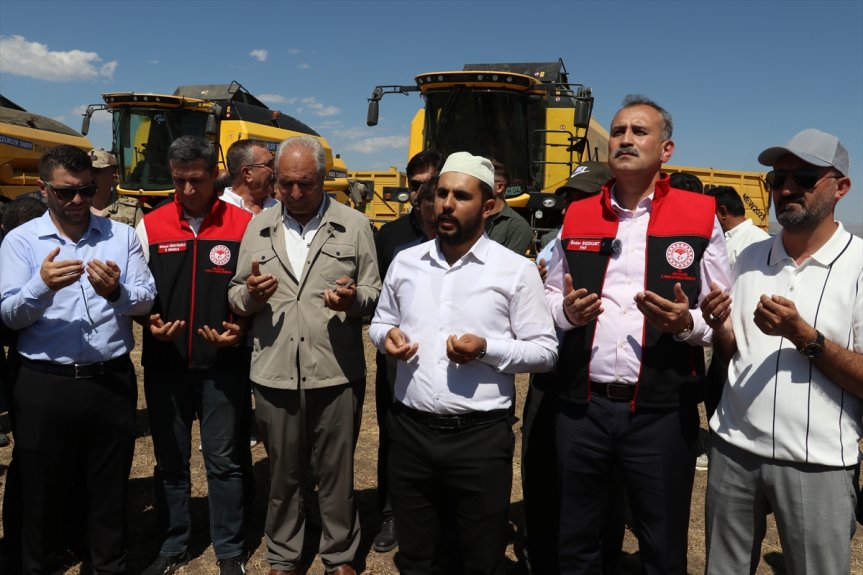 Vali Önder Bozkurt ve beraberindeki heyet, buğday hasadı öncesinde bereket duasına katıldı.