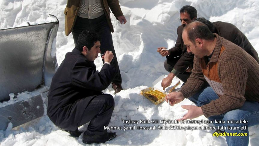 Mehmet Şamil Horasanlı Balık Göl'de çalışan ekiplere tatlı ikram etti