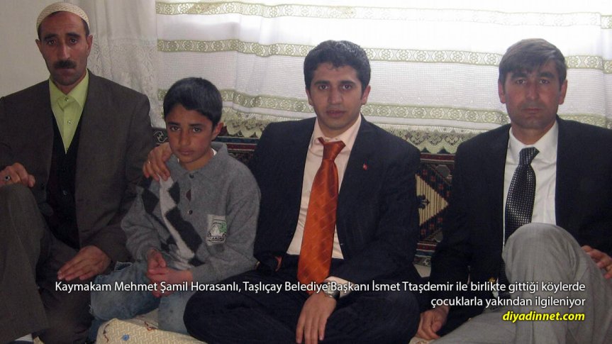 Ağrı Taşlıçay Kaymakamı Mehmet Şamil Horasanlı köy çocuklarına hediyeler götürüyor