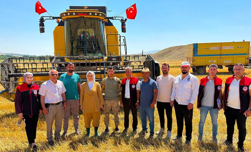 Taşlıçay'ın Geçitveren köyünde arpa hasadı başladı