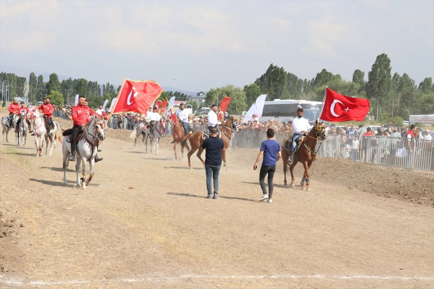 Türk bayrakları taşıyan atlılar, Ağrı'daki Mahalli At Yarışları etkinliğine renk kattı.