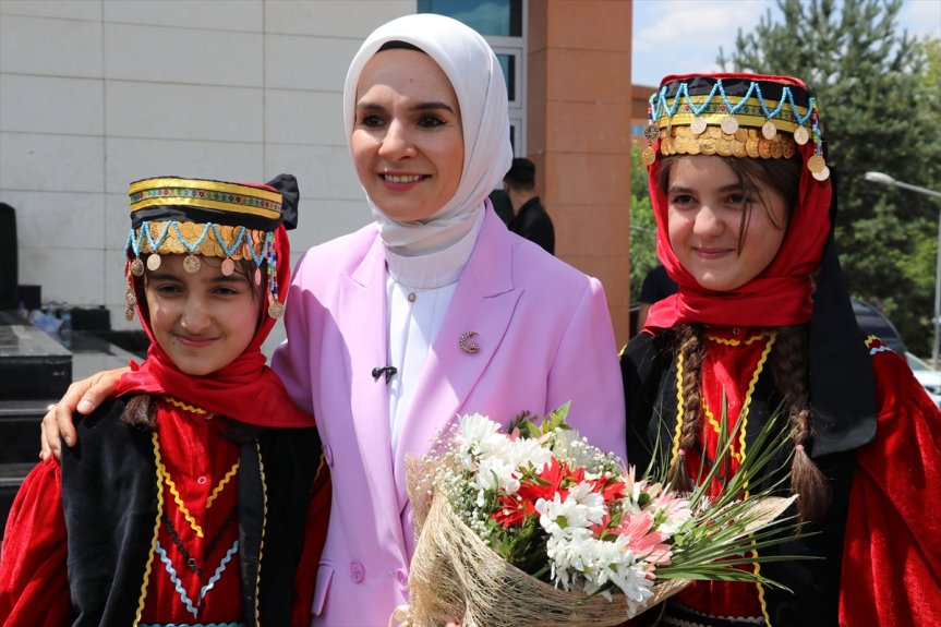 Aile ve Sosyal Hizmetler Bakanı Mahinur Özdemir Göktaş, Ağrı'daki programı kapsamında Valiliği ziyaret etti.