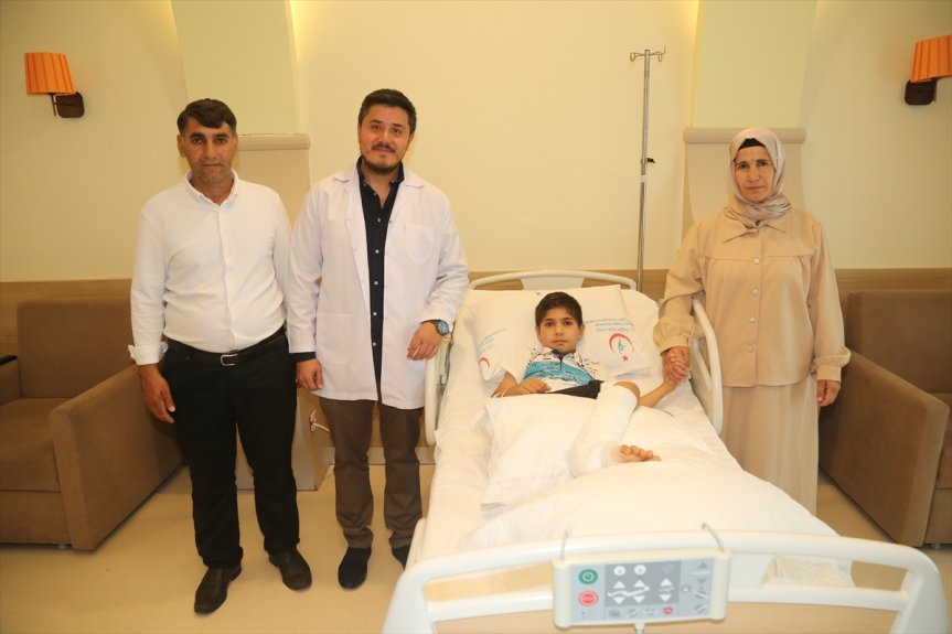 Musa Tanko, babası Osman Tanko, Dr. Mert Demir ve ailesiyle Erzurum Şehir Hastanesi'nde