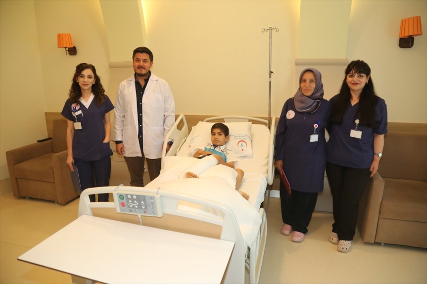 Ağrılı Musa Tanko, Dr. Mert Demir ve Erzurum Şehir Hastanesi sağlık ekibiyle tedavi sonrası bir arada