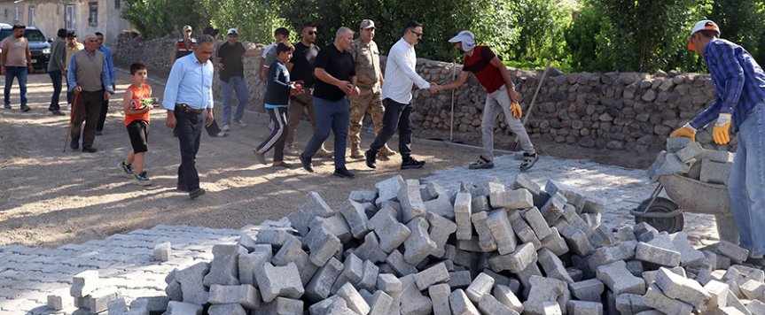 Doğubayazıt Kaymakamı Mustafa Ayvat Suluçem'de Parke Çalışmalarını İnceledi