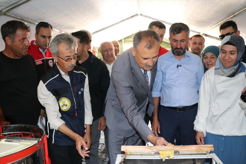 Çakıroba köyündeki bal hasadında peteklerin işlenmesi ve Ağrı geven balının üretim süreci yerinde incelendi.