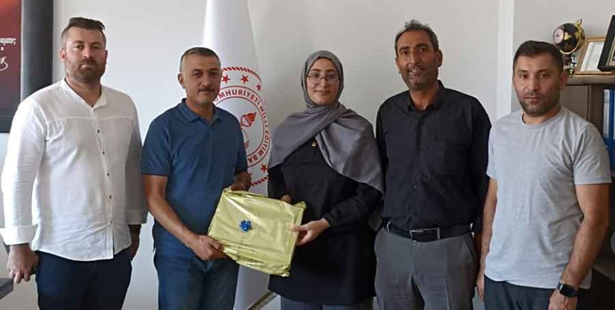 Patnos İlçe Millî Eğitim Müdürü Yüksel Zorlu'dan YKS Birincisi Rojda Oğul'a Tebrik