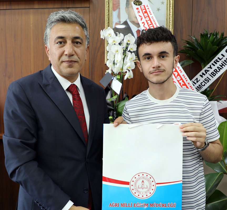 Abdulhaluk Çakan, Türkiye ikincisi Semih Süheyb Han'ı Ağrı İl Milli Eğitim Müdürlüğünde tebrik etti