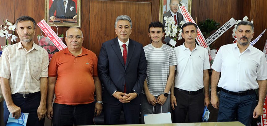 Semih Süheyb Han ve Abdulhaluk Çakan, Ağrı İl Milli Eğitim Müdürlüğündeki tebrik programında katılımcılarla birlikte