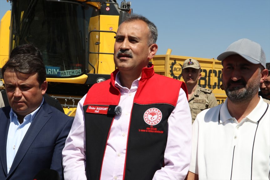 Vali Önder Bozkurt, Yelkesen köyündeki buğday hasadı sırasında tarımsal çalışmalar hakkında bilgi verdi.