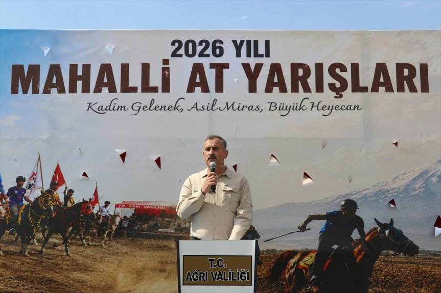 Vali Önder Bozkurt, Ağrı'da düzenlenen Mahalli At Yarışları programında katılımcılara hitap etti.